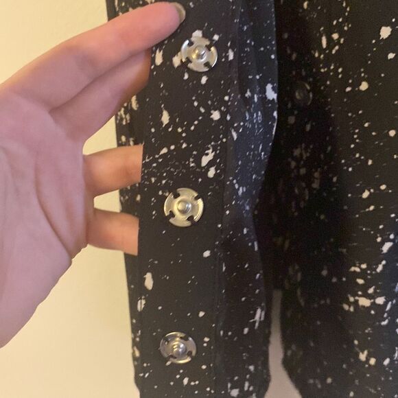 Vera Moda Jeans, Sleeveless Black & White Blouse w/Snaps Down the Front - Picture 3 of 9